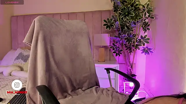 Mia mtnz02 online show from March 6, 4:18 am