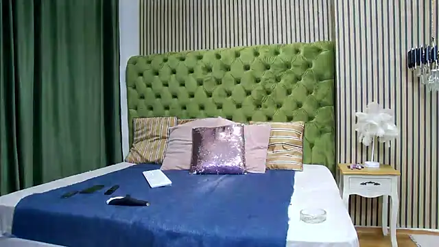 LunaHart online show from December 1, 3:46 pm