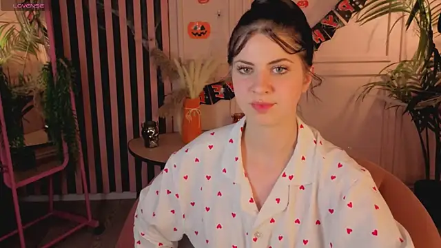 Snapshot of Wander_Waves chatting on November 1, 8:46 pm Wander Waves online show from November 1, 8:46 pm