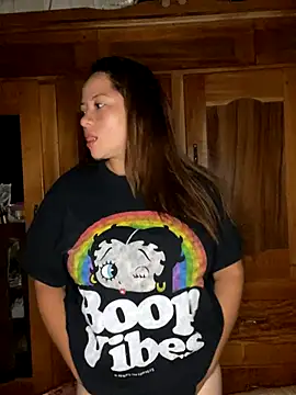 Snapshot of sabrossa chatting on November 6, 3:21 am sabrossa online show from November 6, 3:21 am