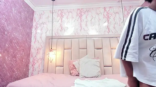 Snapshot of WILD_FIREE_ chatting on December 2, 8:21 pm WILD FIREE online show from December 2, 8:21 pm