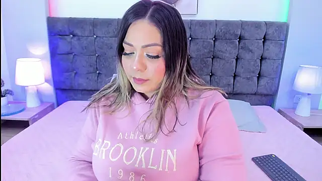 Snapshot of isabella_horney_ chatting on December 1, 7:48 pm isabella horney online show from December 1, 7:48 pm