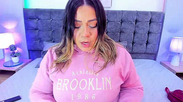 isabella horney  online show from December 21, 7:37 pm