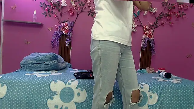 Snapshot of skinnybarbie022 chatting on October 1, 12:06 am skinnybarbie022 online show from October 1, 12:06 am