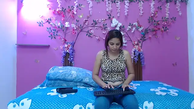 skinnybarbie022 online show from February 6, 2:51 am