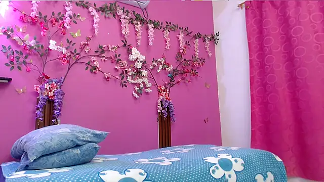 skinnybarbie022 online show from February 26, 1:05 am