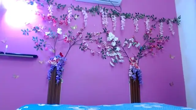 skinnybarbie022 online show from April 23, 12:50 am