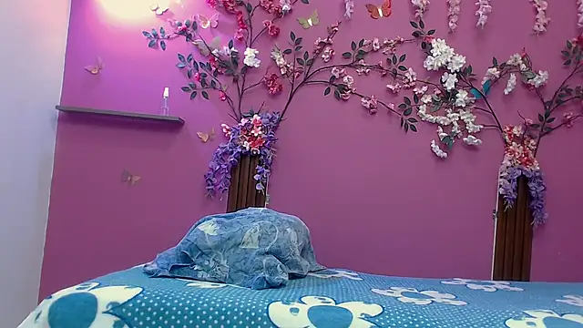 Snapshot of skinnybarbie022 chatting on September 22, 1:33 am skinnybarbie022 online show from September 22, 1:33 am