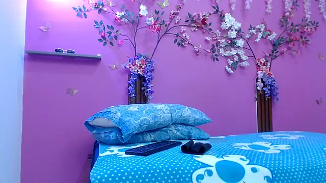 skinnybarbie022 online show from April 3, 7:20 pm