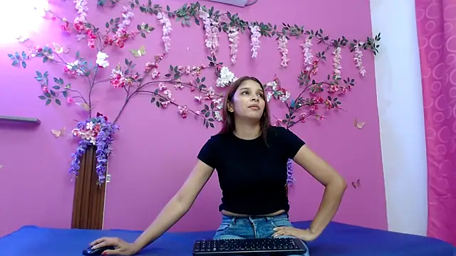 skinnybarbie022 online show from May 14, 12:29 am