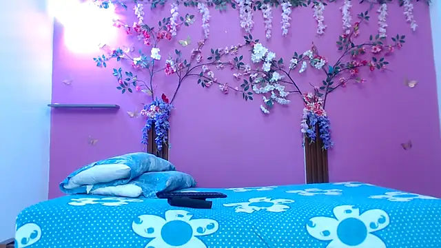 skinnybarbie022 online show from April 14, 1:10 am