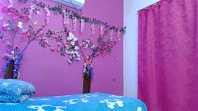 skinnybarbie022 online show from May 11, 12:45 am