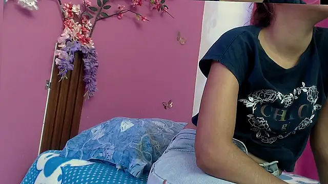Snapshot of skinnybarbie022 chatting on October 8, 12:45 am skinnybarbie022 online show from October 8, 12:45 am
