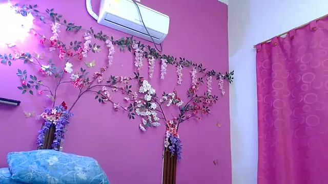 skinnybarbie022 online show from April 24, 12:34 am