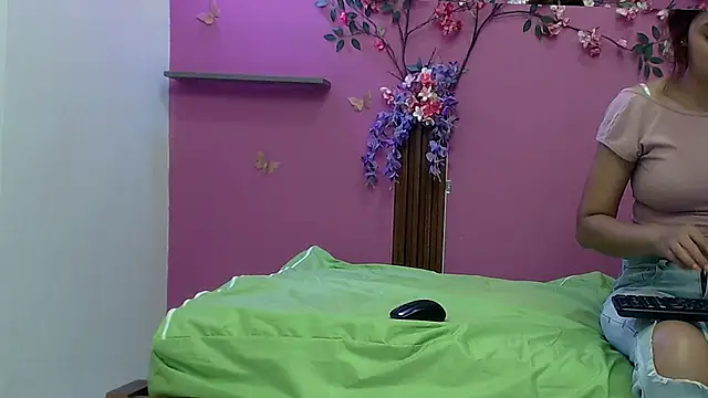 skinnybarbie022 online show from October 28, 1:06 am