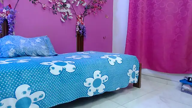 skinnybarbie022 online show from April 26, 12:41 am