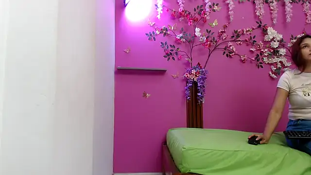 skinnybarbie022 online show from May 3, 12:38 am