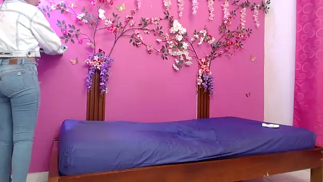 skinnybarbie022 online show from May 18, 12:11 am