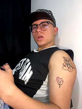 Snapshot of Kurtxxx22 chatting on September 18, 11:41 pm Kurtxxx22 online show from September 18, 11:41 pm