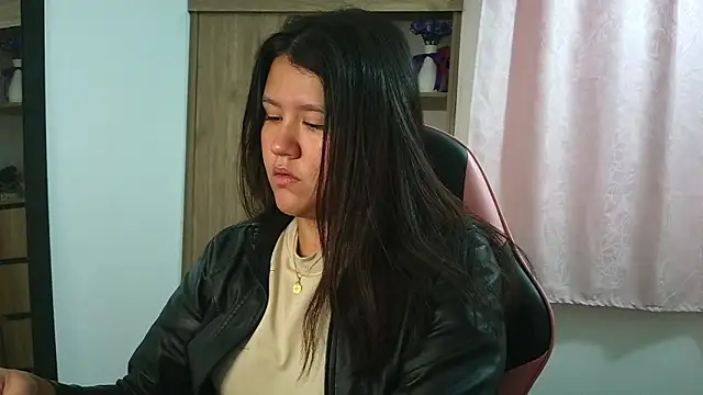 Oliviawatson1 online show from March 4, 12:02 pm