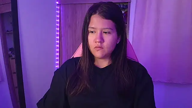 Oliviawatson1 online show from April 15, 12:32 pm