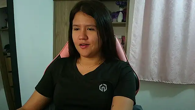 Oliviawatson1 online show from April 16, 12:17 pm