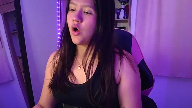 Snapshot of Oliviawatson1 chatting on June 19, 12:00 pm Oliviawatson1 online show from June 19, 12:00 pm