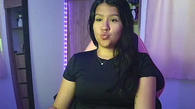 Oliviawatson1 online show from November 27, 8:20 pm