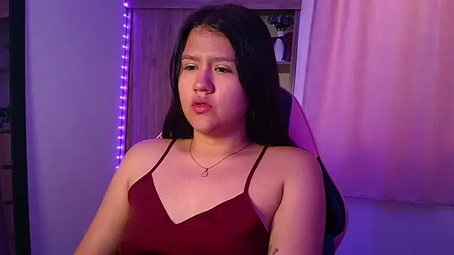 Oliviawatson1 online show from April 2, 12:34 pm