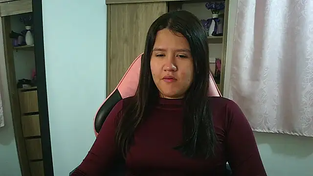 Oliviawatson1 online show from May 4, 12:08 pm