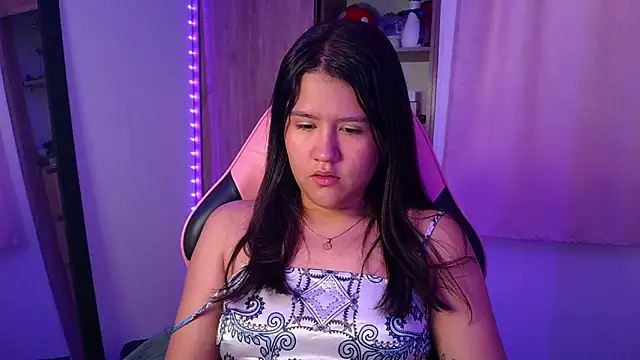 Oliviawatson1 online show from April 7, 12:18 pm