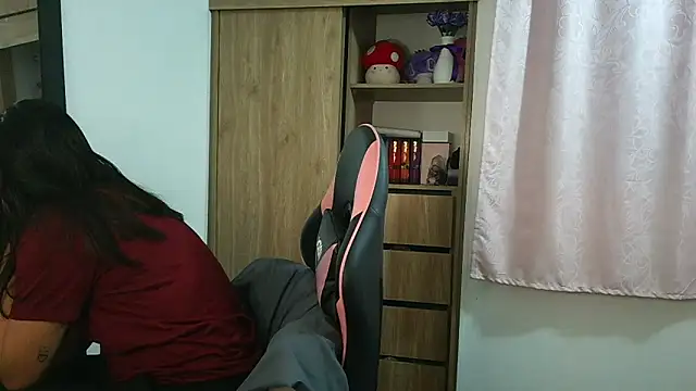 Oliviawatson1 online show from April 1, 12:06 pm