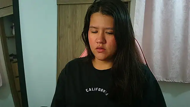 Oliviawatson1 online show from March 10, 12:20 pm