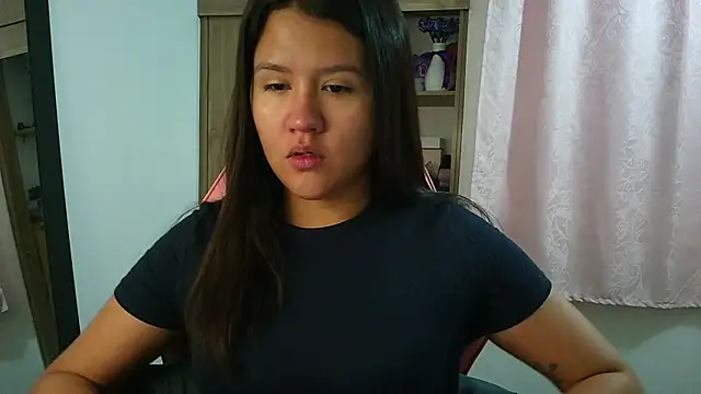 Oliviawatson1 online show from April 11, 12:31 pm