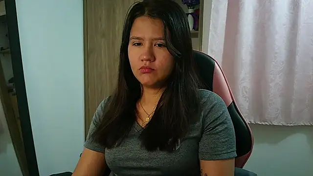 Oliviawatson1 online show from April 9, 12:11 pm