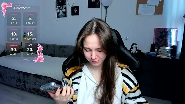 cute little ass online show from April 1, 6:15 am