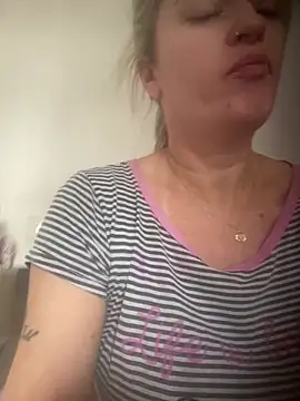 Snapshot of Alerquinasc chatting on February 15, 1:21 pm Alerquinasc online show from February 15, 1:21 pm