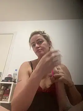 Snapshot of Alerquinasc chatting on December 13, 11:44 pm Alerquinasc online show from December 13, 11:44 pm