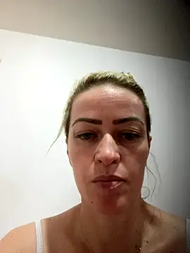 Snapshot of Alerquinasc chatting on October 12, 5:09 am Alerquinasc online show from October 12, 5:09 am