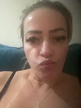 Snapshot of Alerquinasc chatting on February 3, 8:41 am Alerquinasc online show from February 3, 8:41 am