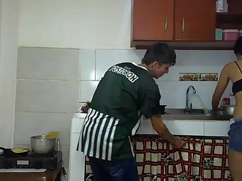 Snapshot of MeganAndMax@xh chatting on November 12, 1:21 am MeganAndMaxxh online show from November 12, 1:21 am