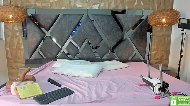 Selene  Lopez  online show from April 13, 8:02 pm