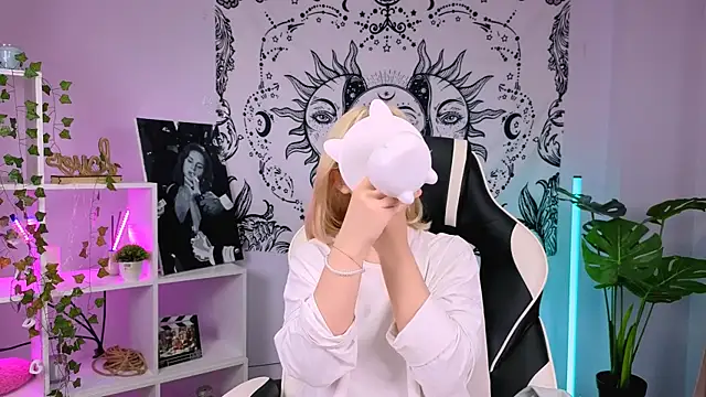 Charlotte Colinss online show from September 23, 3:02 am