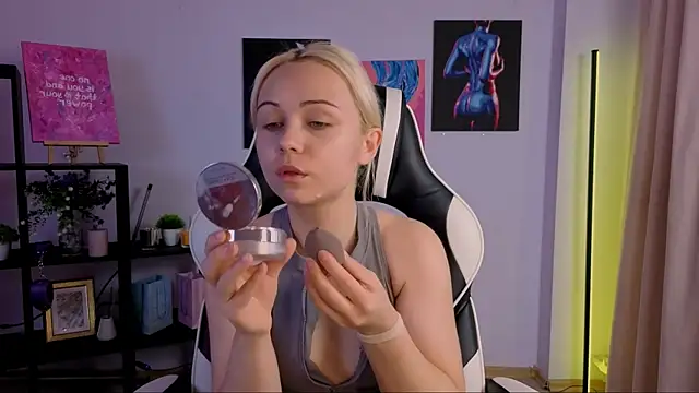 Charlotte Colinss online show from November 23, 5:39 am