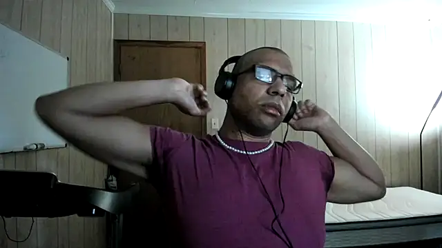 Snapshot of NaturalBeautyQueen chatting on October 3, 12:28 pm NaturalBeautyQueen online show from October 3, 12:28 pm