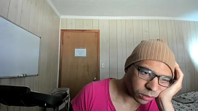 Snapshot of NaturalBeautyQueen chatting on October 14, 4:29 pm NaturalBeautyQueen online show from October 14, 4:29 pm