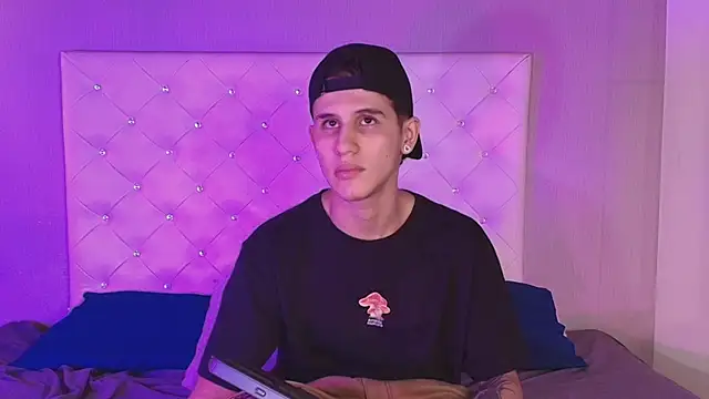 Snapshot of _realwav chatting on October 28, 6:56 am realwav online show from October 28, 6:56 am