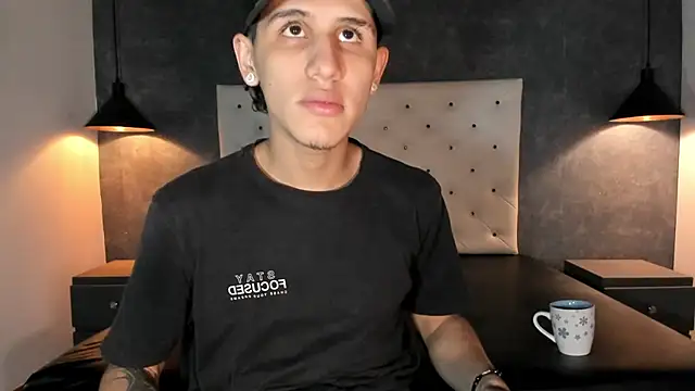 Snapshot of _realwav chatting on December 16, 8:40 am realwav online show from December 16, 8:40 am