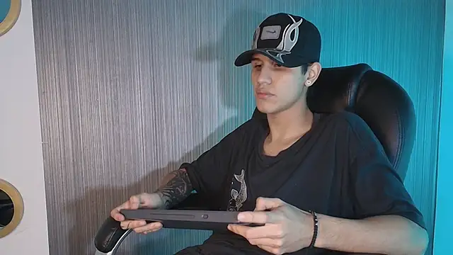 Snapshot of _realwav chatting on October 13, 6:48 am realwav online show from October 13, 6:48 am