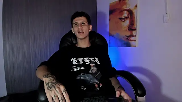 Snapshot of _realwav chatting on December 3, 8:58 am realwav online show from December 3, 8:58 am